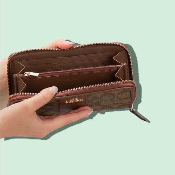 Coach Popular Classic Signature Design NWOT Wallet - Picture 3 of 5